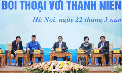 Thủ tướng Phạm Minh Chính cùng đại diện các bộ, ngành và Trung ương Đoàn tham gia đối thoại với thanh niên. Ảnh: TTXVN