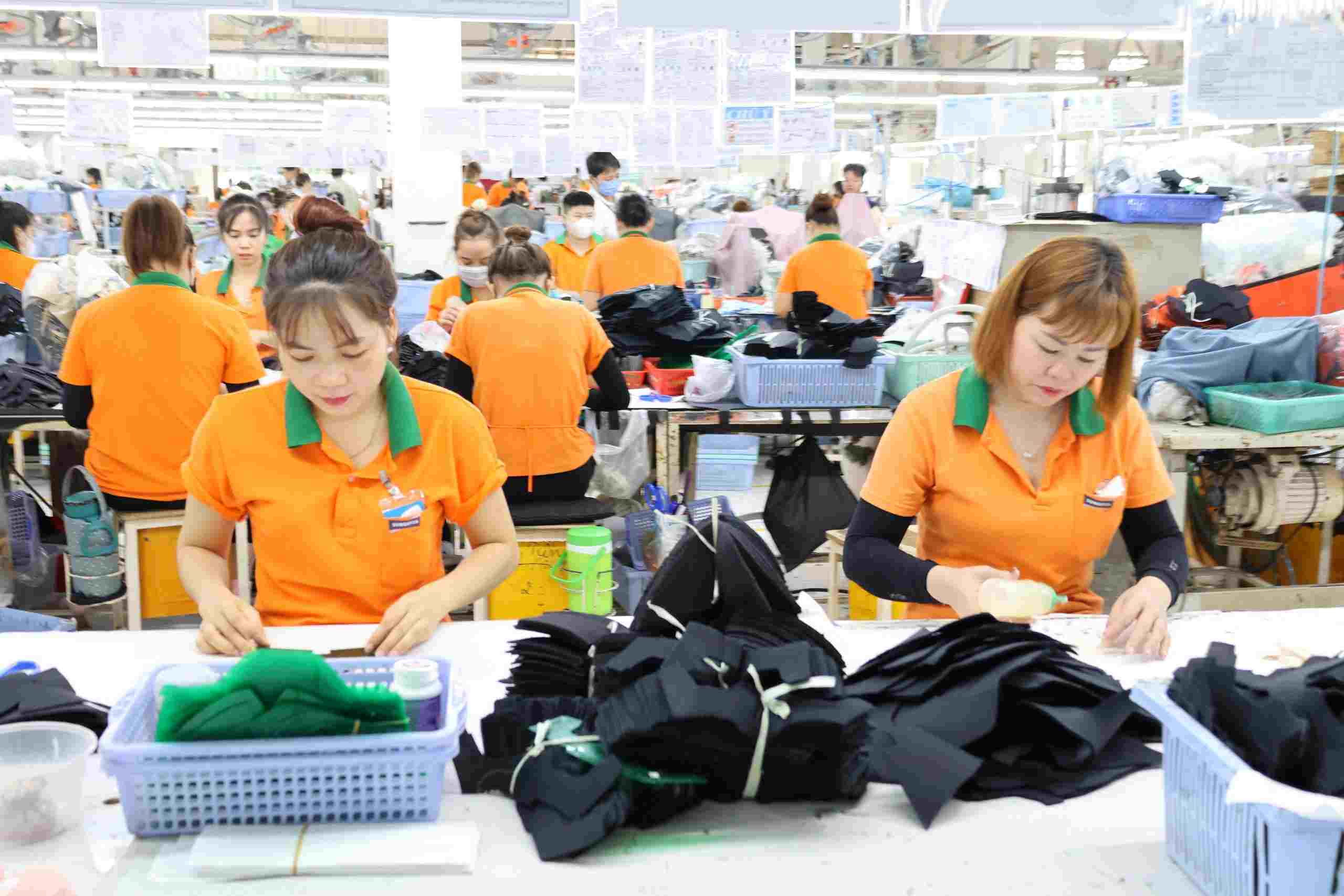 Có khoảng trên 2.000 công nhân lao động đang làm việc, chủ yếu trong lĩnh vực may mặc. Ảnh: Đình Trọng